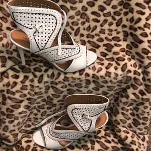 WHITE/BLK  NWDANYLE LE HEELS